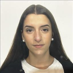 Lucia está buscando trabajo de camarero o camarera.