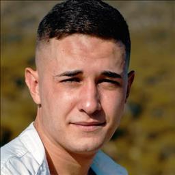 borja está buscando trabajo de ayudante de cocina.