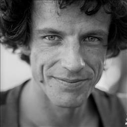 bernardo está buscando trabajo de camarero (barman) o camarera de barra o sala en Barcelona. Bares, restaurantes, cafeterías o discotecas.