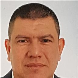 Arnaldo está buscando trabajo de camarero (barman) o camarera de barra o sala en Madrid. Bares, restaurantes, cafeterías o discotecas.