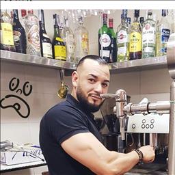 Omar está buscando trabajo de camarero o camarera.