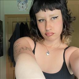 Marta está buscando trabajo de camarero (barman) o camarera de barra o sala en Madrid.