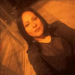 Ana isabel está buscando trabajo de limpieza como limpiador o limpiadora, o camarera de pisos en un hotel u hostal en Madrid.