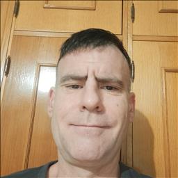 Carlos está buscando trabajo de camarero o camarera.