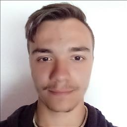 Iago está buscando trabajo de recepcionista.