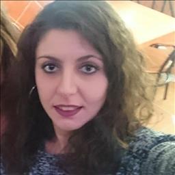 Maria Engracia está buscando trabajo de ayudante de cocina.
