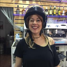 Cristina  está buscando trabajo de camarero (barman) o camarera de barra o sala en Sevilla.