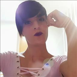 Sandra está buscando trabajo de camarero o camarera.