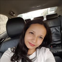 Beatriz está buscando trabajo de ayudante de cocina.
