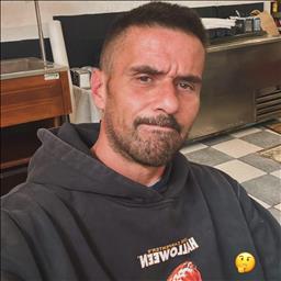 Juan está buscando trabajo de camarero (barman) o camarera de barra o sala en Amposta.