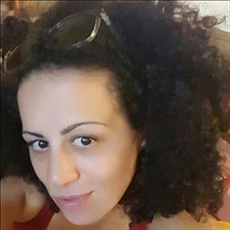 Siham está buscando trabajo de camarero (barman) o camarera de barra o sala en Valladolid. Bares, restaurantes, cafeterías o discotecas.