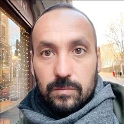 Carlos está buscando trabajo de camarero (barman) o camarera de barra o sala en Madrid. Bares, restaurantes, cafeterías o discotecas.