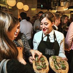 Andrea está buscando trabajo de camarero (barman) o camarera de barra o sala en Barcelona. Bares, restaurantes, cafeterías o discotecas.