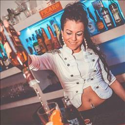 Ana está buscando trabajo de camarero (barman) o camarera de barra o sala en Córdoba. Bares, restaurantes, cafeterías o discotecas.