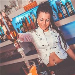 Ana está buscando trabajo de camarero (barman) o camarera de barra o sala en Córdoba.