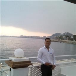 Gustavo está buscando trabajo de camarero (barman) o camarera de barra o sala en Málaga. Bares, restaurantes, cafeterías o discotecas.