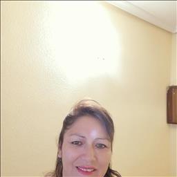 Esther está buscando trabajo de limpieza como limpiador o limpiadora, camarero o camarera de pisos u otros empleos profesionales.