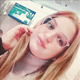 Amanda está buscando trabajo de camarero o camarera.