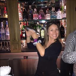 Jessica está buscando trabajo de camarero o camarera.