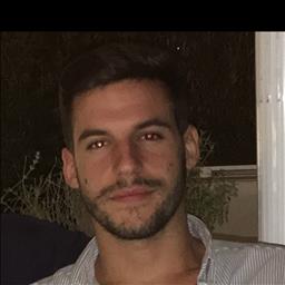 Vicente  está buscando trabajo de camarero o camarera.