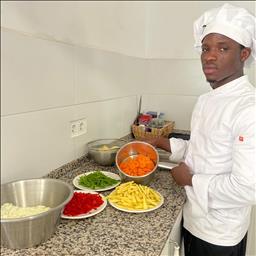 Omar está buscando trabajo de cocinero o cocinera o jefe de cocina.