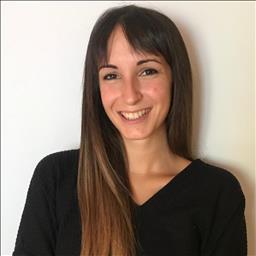 Eugenia está buscando trabajo de recepcionista en Barcelona.