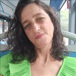 Yolanda está buscando trabajo de camarero (barman) o camarera de barra o sala en Alicante. Bares, restaurantes, cafeterías o discotecas.