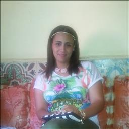 Hanan está buscando trabajo de ayudante de cocina.