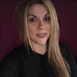 Cristina está buscando trabajo de camarero (barman) o camarera de barra o sala en Barcelona. Bares, restaurantes, cafeterías o discotecas.
