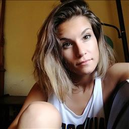 Elsa  está buscando trabajo de camarero o camarera.