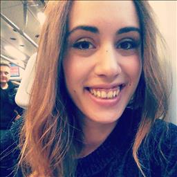 Sonia está buscando trabajo de camarero (barman) o camarera de barra o sala en Madrid. Bares, restaurantes, cafeterías o discotecas.