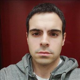 Carlos está buscando trabajo de camarero o camarera.