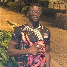 Moustapha  está buscando trabajo de cocinero o cocinera o jefe de cocina.