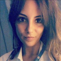 Ada está buscando trabajo de camarero (barman) o camarera de barra o sala en Barcelona. Bares, restaurantes, cafeterías o discotecas.