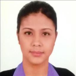 Adriana está buscando trabajo de camarero o camarera.