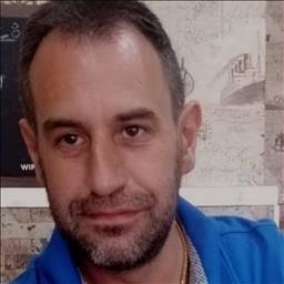 Roberto está buscando trabajo de camarero (barman) o camarera de barra o sala en Pontevedra. Bares, restaurantes, cafeterías o discotecas.