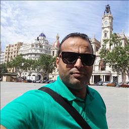 Shahbaz está buscando trabajo de ayudante de cocina.