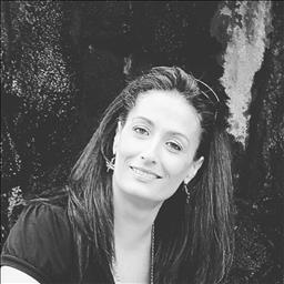 Elena está buscando trabajo de recepcionista en un hotel, hostal o restaurante en Santa Cruz de Tenerife.
