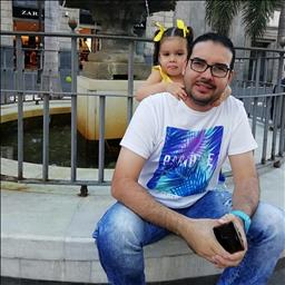 Antonio está buscando trabajo de cocinero o cocinera o jefe de cocina.