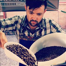 J.Jesus está buscando trabajo de camarero o camarera.