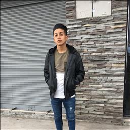 Kevin está buscando trabajo de camarero o camarera.
