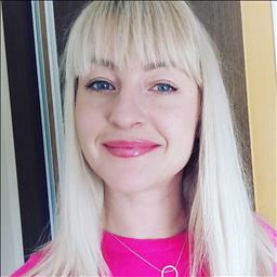 Marina está buscando trabajo de recepcionista en un hotel, hostal o restaurante en Girona.
