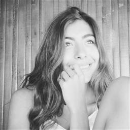 Camila está buscando trabajo de camarero (barman) o camarera de barra o sala en Madrid. Bares, restaurantes, cafeterías o discotecas.