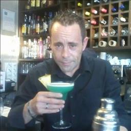 Marco Antonio está buscando trabajo de camarero (barman) o camarera de barra o sala en Málaga.