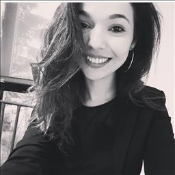Verónica está buscando trabajo de recepcionista.
