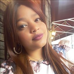 Rosaura está buscando trabajo de camarero o camarera.