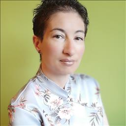 ana está buscando trabajo de limpieza como limpiador o limpiadora, camarero o camarera de pisos u otros empleos profesionales.