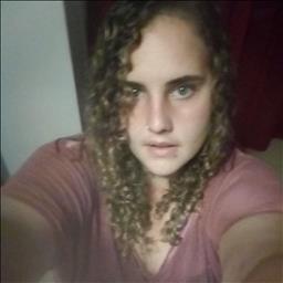 Maria  está buscando trabajo de camarero o camarera.