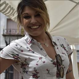 Cecilia está buscando trabajo de camarero (barman) o camarera de barra o sala en Sevilla. Bares, restaurantes, cafeterías o discotecas.