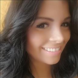 Kelly está buscando trabajo de limpieza como limpiador o limpiadora, camarero o camarera de pisos u otros empleos profesionales.